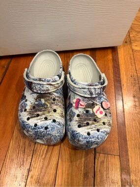 CROCS women’s White and Blue Marble Print Clogs with Pink Charms